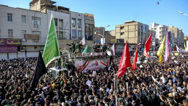 <p>Trauernde nehmen an einem Trauerzug für den ranghohen iranischen General Soleimani teil.</p>