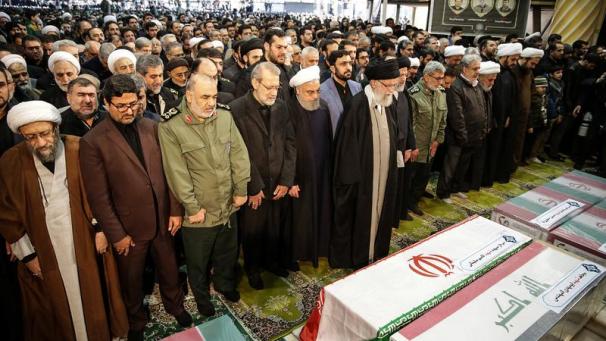 <p>Ajatollah Ali Khamenei (M.), oberster Revolutionsführer des Iran, leitet ein Gebet während des öffentlichen „Leichengebets“ für den wichtigsten Vertreter des iranischen Militärs im Ausland, Ghassem Soleimani, in der Universität Teheran.</p>