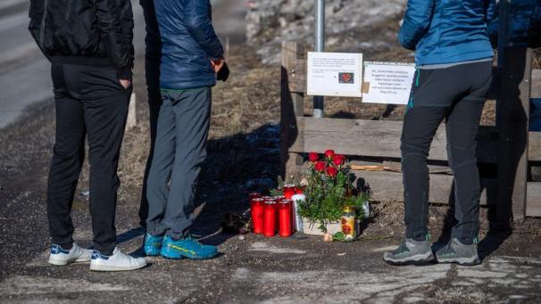 <p>Blumen, Kerzen und Gedenkschmuck liegen am Ort des Unfalls.</p>