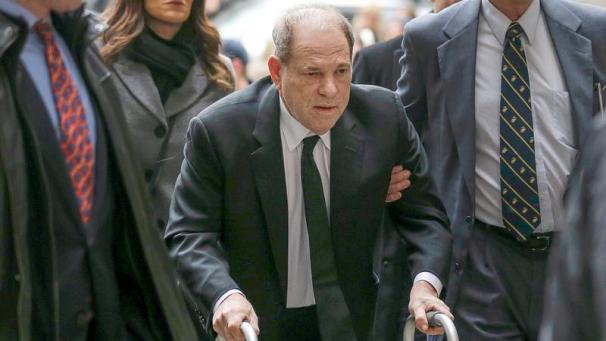 <p>Harvey Weinstein (M.) kommt mit einer Gehhilfe am Obersten Gericht des Bundesstaates New York in Manhattan an.</p>