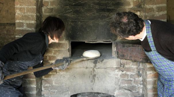 <p>Backen wie in alten Zeiten: Auch im Rheinischen Freilichtmuseum Kommern gibt es ein Backhaus mit einem Steinofen. In einigen Häusern in der Eifel gibt es noch ein „Backes“, aber nicht mehr unbedingt funktionstüchtig.</p>