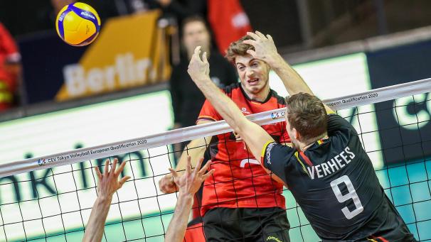 <p>Der Deutsche Tobias Krick (links) schmettert den Ball an Belgiens Pieter Verhees vorbei.</p>