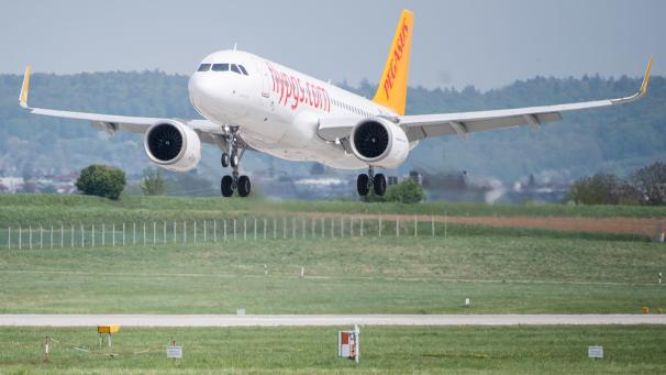 <p>Ein Airbus A320 der Fluggesellschaft Pegasus landet auf dem östlichen Teil der Start- und Landebahn des Manfred-Rommel-Flughafens.</p>