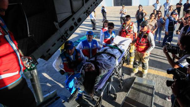 <p>Eine verletzte Frau wird in ein Flugzeug gebracht, um in ein Krankenhaus geflogen zu werden.</p>