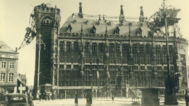 <p>Das arg in Mitleidenschaft gezogene Aachener Rathaus im Juli 1943</p>