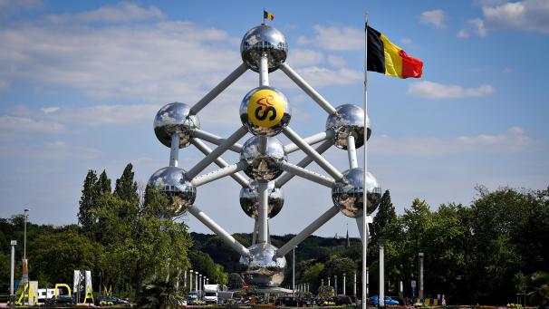 <p>Ein Blick auf das Brüsseler Atomium - inklusive „Tour de France“-Logo auf einer der Kugeln</p>