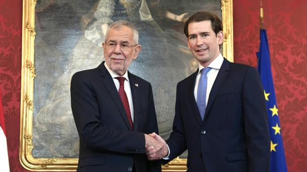 <p>Sebastian Kurz (rechts), Vorsitzender der Österreichischen Volkspartei (ÖVP), und Alexander Van der Bellen, Bundespräsident von Österreich, posieren in der Wiener Hofburg für die Presse.</p>