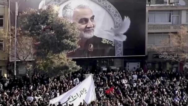 <p>Trauernde haben sich versammelt, um dem getöteten iranischen General Ghassem Soleimani zu gedenken.</p>