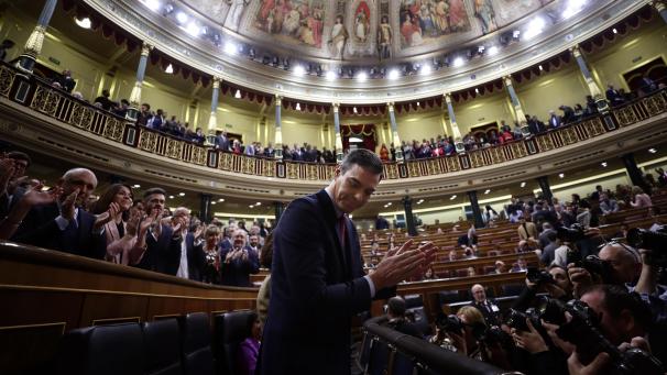 <p>Der geschäftsführende Ministerpräsident Pedro Sánchez hat die zweite und entscheidende Parlamentsabstimmung über seine Wahl zum Regierungschef gewonnen.</p>