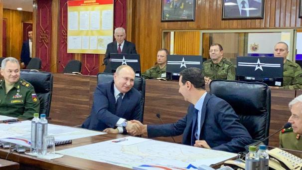 <p>Kreml-Chef Putin (l.) schüttelt dem syrischen Machthaber Assad die Hand.</p>
