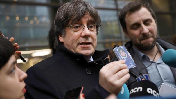 <p>Carles Puigdemont (l.), ehemaliger Regionalpräsident von Katalonien, zeigt im Europäischen Parlament in Brüssel Journalisten seinen Ausweis, als er neben Antoni Comin, ehemaliger katalanischer Regionalminister, steht.</p>