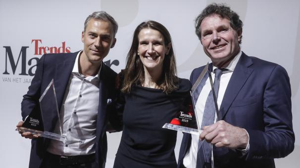<p>Yvan Verougstraete (l.) und Onno van de Stolpe, zusammen mit Premier Sophie Wilmès.</p>