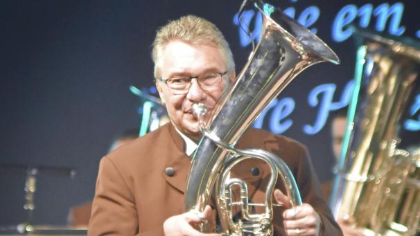<p>Ernst Hutter leitet das Orchester seit 2000.</p>