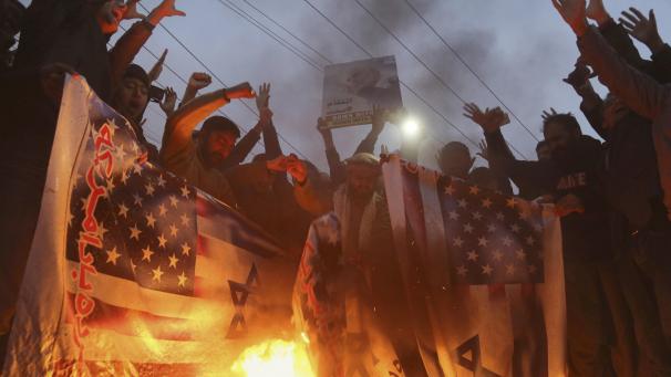 <p>Pakistanische schiitische Muslime verbrennen Flaggen, die die israelischen und US-Amerikanischen Nationalflaggen symbolisieren.</p>