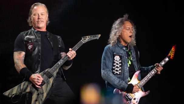<p>James Hetfield (links), Frontsänger der US-Metal-Band Metallica, und Kirk Hammett, Gitarrist, bei einem Auftritt im Berliner Olympiastadion im Oktober 2019.</p>