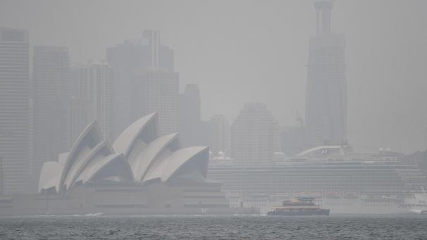 <p>Die Oper in Sydney von Rauch umhüllt.</p>