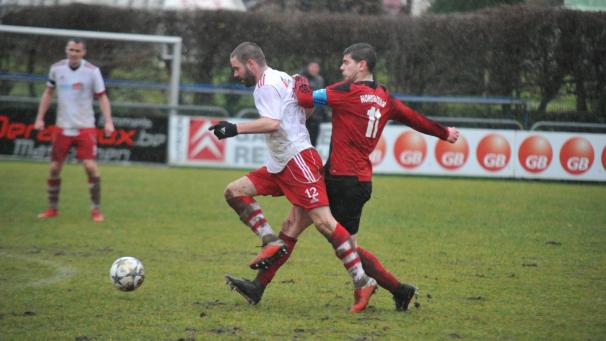 <p>Denis Backes (links, gegen Honsfelds Trojäger Daniel Henkes) und die Olympia Recht zählen zu den positiven Überraschungen der bisherigen Saison.</p>