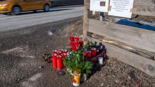 <p>Blumen, Kerzen und Gedenkschmuck liegen am Ort des Unfalls.</p>