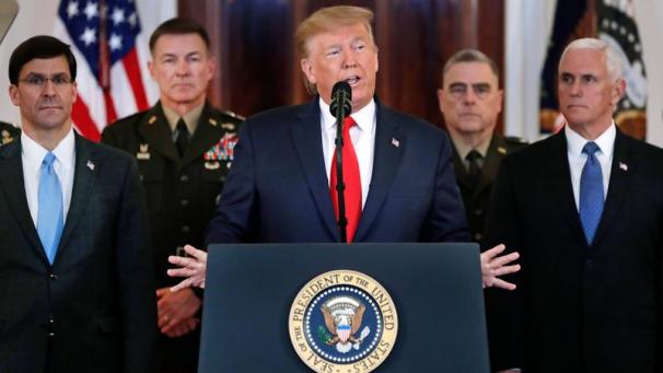 <p>Donald Trump (M.), Präsident der USA, wendet sich in einer Ansprache aus dem Grand Foyer des Weißen Hauses an die Nation. Es geht um die iranischen Angriff auf zwei vom US-Militär genutzte Stützpunkte im Irak.</p>
