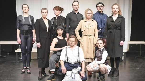 <p>Mit der Welturaufführung von „Die drei Leben der Antigone“ eröffent die Agora ihr dreifaches Jubiläumsjahr: Zehn SpielerInnen glänzen mit Spiel und Gesang auf höchstem Niveau.</p>