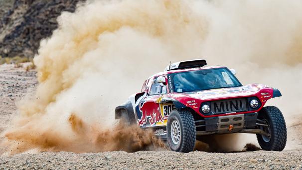 <p>Carlos Sainz in seinem Mini</p>
