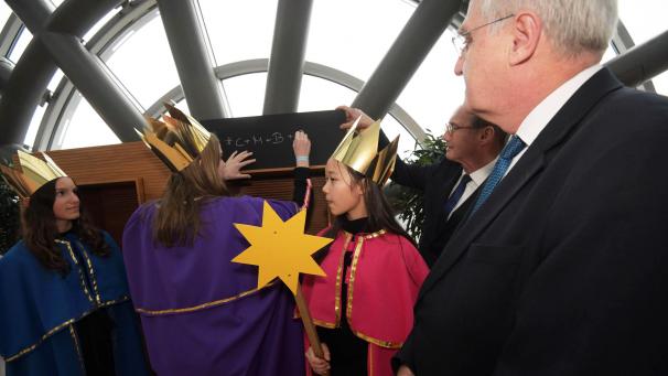 <p>Marie Schumacher (13) aus Montenau-Iveldingen schrieb den Segen an prominenter Stelle im EU-Parlament. Mit dabei ihre drei Kolleginnen aus der Eifel.</p>