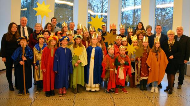 <p>Gruppenfoto aller Sternsinger zusammen mit Vertretern des DG-Parlamentes im Rahmen des Empfangs am vergangenen Mittwoch.</p>
