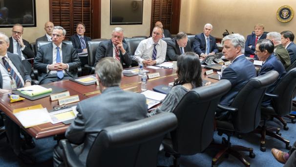 <p>US-Präsident Donald Trump, zusammen mit Vizepräsident Mike Pence, trifft sich im Situation Room des Weißen Hauses mit hochrangigen Beratern zu einem weiteren Treffen über die Raketenangriffe der Islamischen Republik Iran auf US-Militäreinrichtungen im Irak.</p>