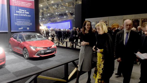 <p>Prinzessin Astrid (in gelbem Kleid) und Premierministerin Sophie Wilmès (links) bei der Eröffnung des Autosalons in Brüssel.</p>