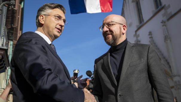 <p>Kroatiens Premier Andrej Plenkovic (links) begrüßte am Donnerstag Charles Michel, Ratspräsident der EU, der mit seinem Rollkragen bei dem offiziellen Besuch auffiel.</p>