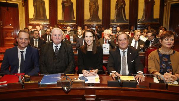 <p>MP Oliver Paasch, PDG-Präsident Karl-Heinz Lambertz, Premier Sophie Wilmès, NRW-Ministerpräsident Armin Laschet und Senatspräsidentin Sabine Laruelle (von links)</p>