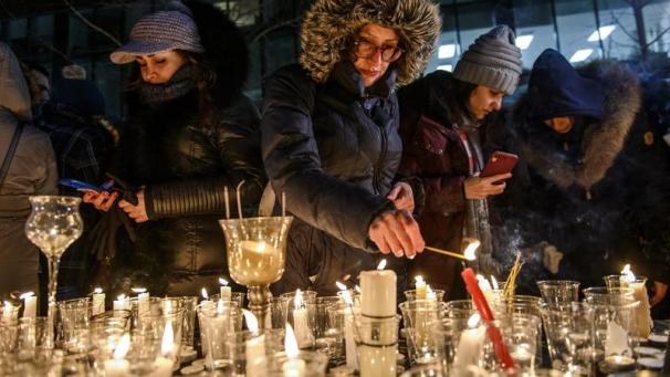 <p>Mitglieder der iranischen Gemeinde von Montreal nehmen an einer Mahnwache teil. Bei dem Absturz einer ukrainischen Passagiermaschine im Iran mit mehr als 170 Toten, kamen mindestens 63 Menschen aus Kanada.</p>