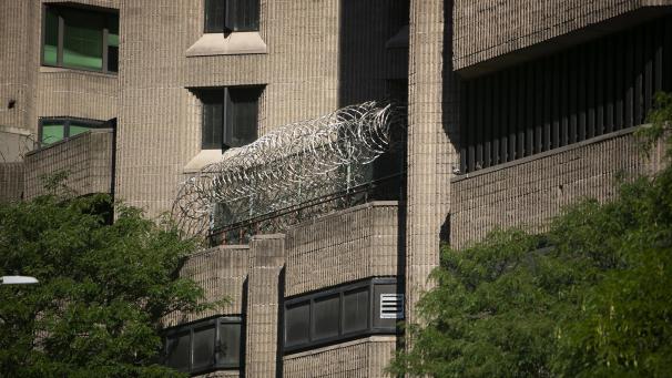 <p>In der Haftanstalt Metropolitan Correctional Center in Lower Manhattan, hatte der sich der Milliardär Epstein mutmaßlich das Leben genommen.</p>
