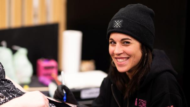 <p>Cassandra Bruni, hier bei der Arbeit in ihrem Studio, ist in Lüttich unter dem Namen La Petite Ink. bekannt.</p>
