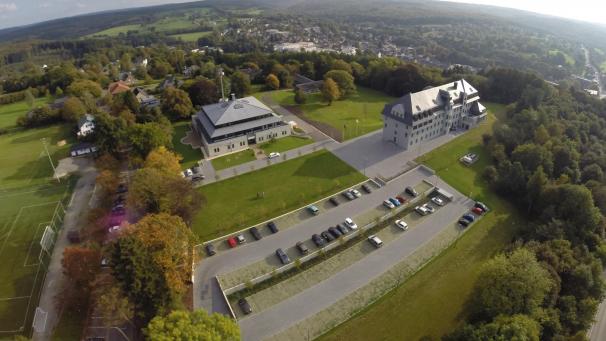 <p>Blick auf das BRF-Funkhaus in Eupen (l.). Rechts ist das DG-Parlament zu sehen.</p>
