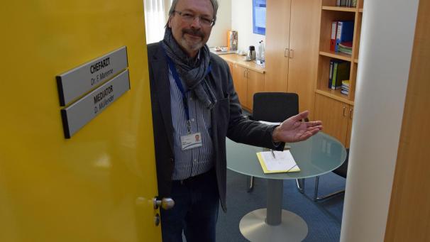 <p>Die Tür von Mediator Dieter Müllender im Eupener Krankenhaus ist stets offen.</p>