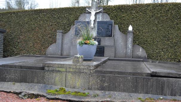 <p>Dieses Grabmal samt Kreuz und Tafeln wird als erhaltenswert angesehen. Weder Eigentümer noch Gemeinde dürfen es ohne Genehmigung der Regierung vom Friedhof entfernen.</p>