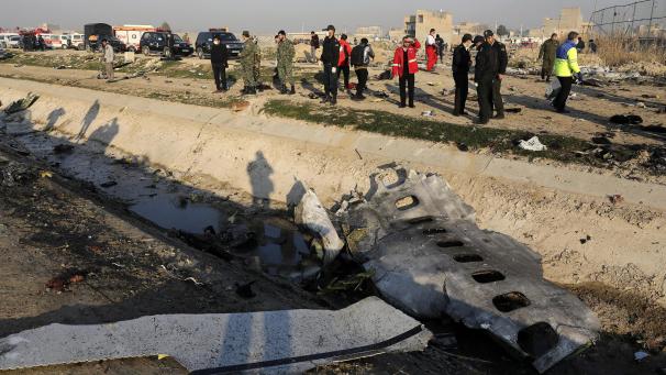 <p>Trümmerteile der ukrainischen Passagiermaschine liegen am Absturzort. Der Iran hat nun doch eingeräumt, für den Absturz des ukrainischen Flugzeugs mit 176 Opfern verantwortlich zu sein.</p>