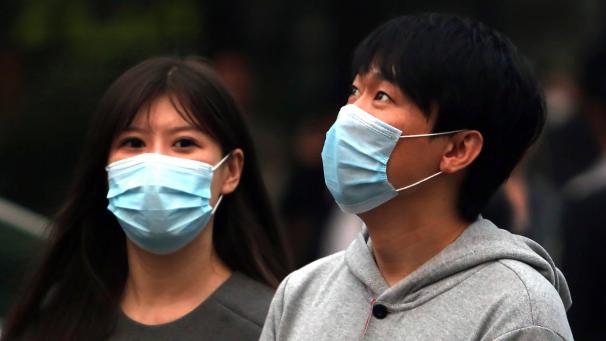 <p>Zwei jüngere Chinesen tragen in Peking eine Atemmaske: Wegen einer sich ausbreitenden Lungenkrankheit mahnte Chinas Transportministerium, persönliche Schutzmaßnahmen zu ergreifen.</p>