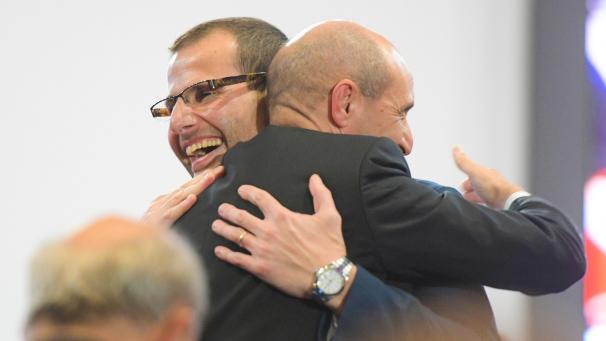 <p>Robert Abela, neuer Premierminister Maltas, umarmt einen Partei-Kollegen.</p>