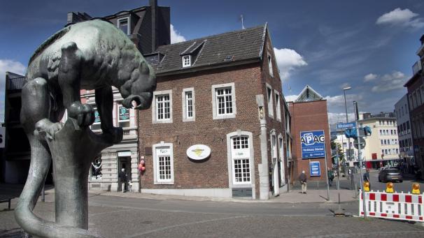 <p>Experten des Gebäudemanagements der Stadt bereiten die Niederlegung des Parkhauses vor. Bei weiterhin gutem Verlauf des Projekts können die Abbrucharbeiten dann voraussichtlich Anfang 2021 beginnen. Der Planungsausschuss hat beschlossen, das Parkhaus ab dem 31. März 2020 für Kurzzeitparker zu schließen.</p>