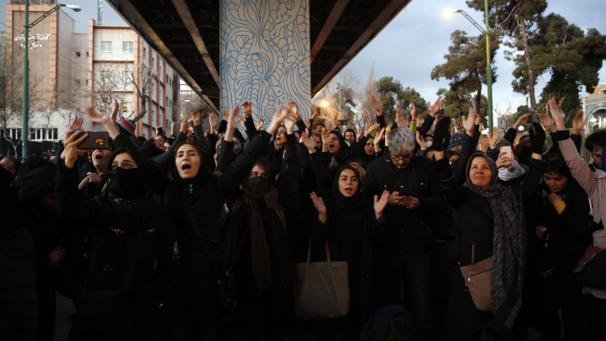 <p>In mindestens zwei Universitäten in Teheran soll es Medienberichten zufolge auch am Sonntag Proteste wegen des irrtümlichen Abschusses einer Passagiermaschine durch das iranische Militär gegeben haben. Schon am Samstagabend hatte es in mehreren Teilen der Hauptstadt Medienberichten zufolge ähnliche Proteste (hier vor der Universität Amirkabir) gegeben.</p>