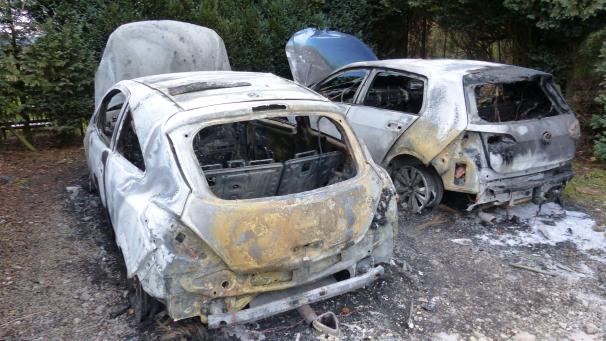 <p>Zwei Autos brannten komplett aus.</p>
