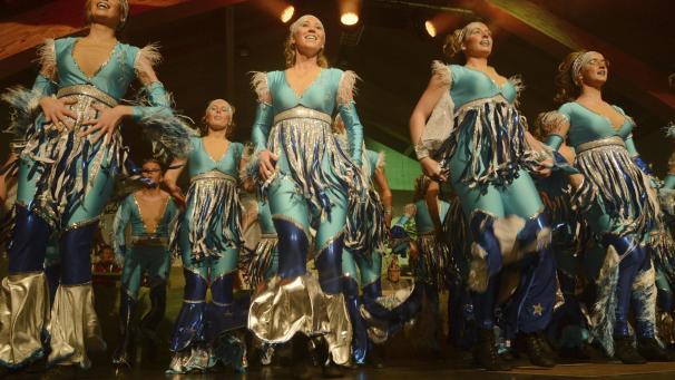 <p>Ein buntes Szenenbild aus dem gelungenen Schautanz des großen Ensembles der Grünen Dragoner. Das Abba-Medley bildete Abschluss und Höhepunkt der Sitzung.<br />
Fotos: Iwan Jungbluth</p>