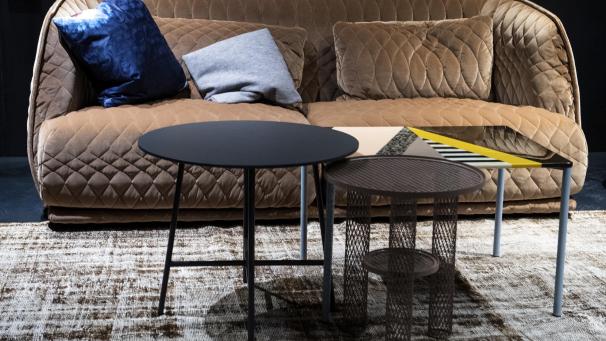 <p>Kleine Sofas mit filigranen Beistelltischen sind „in“, nicht große Couchlandschaften.</p>