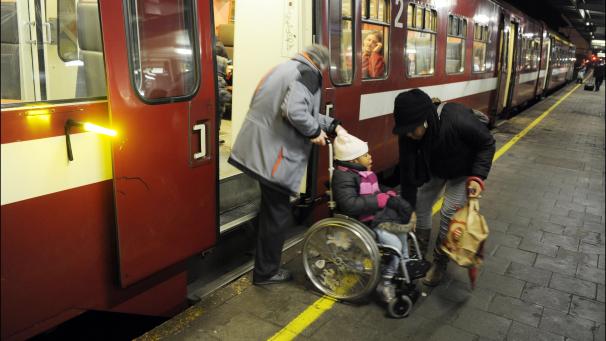 <p>Passagiere mit eingeschränkter Mobilität sind auf die Hilfe anderer Personen angewiesen.</p>