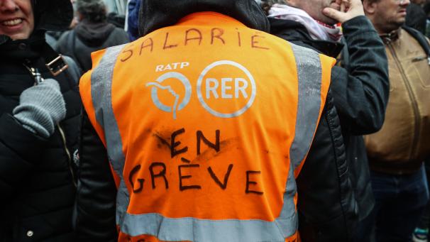<p>Gewerkschaften rufen weiter dazu auf, auf die Straße zu gehen.</p>