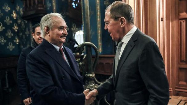 <p>Sergej Lawrow (r.), Außenminister von Russland, empfängt Khalifa Haftar, einen einflussreichen libyschen General, vor den russisch-türkisch vermittelten Waffenstillstandsgesprächen zwischen der selbsternannten libyschen Nationalarmee (LNA) und der libyschen Regierung der Nationalen Übereinkunft (GNA).</p>