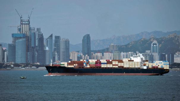<p>Ein Containerschiff befährt das Gewässe vor Qingdao in der ostchinesischen Provinz Shandong.</p>
