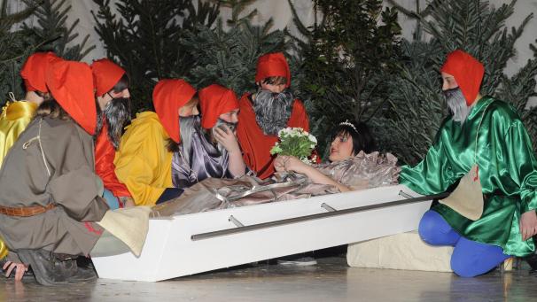 <p>Beliebt ist bei den Kelmiser Theaterfreunden unter anderem das Märchen „Schneewittchen“, hier in einer Aufführung aus dem Jahr 2012.</p>